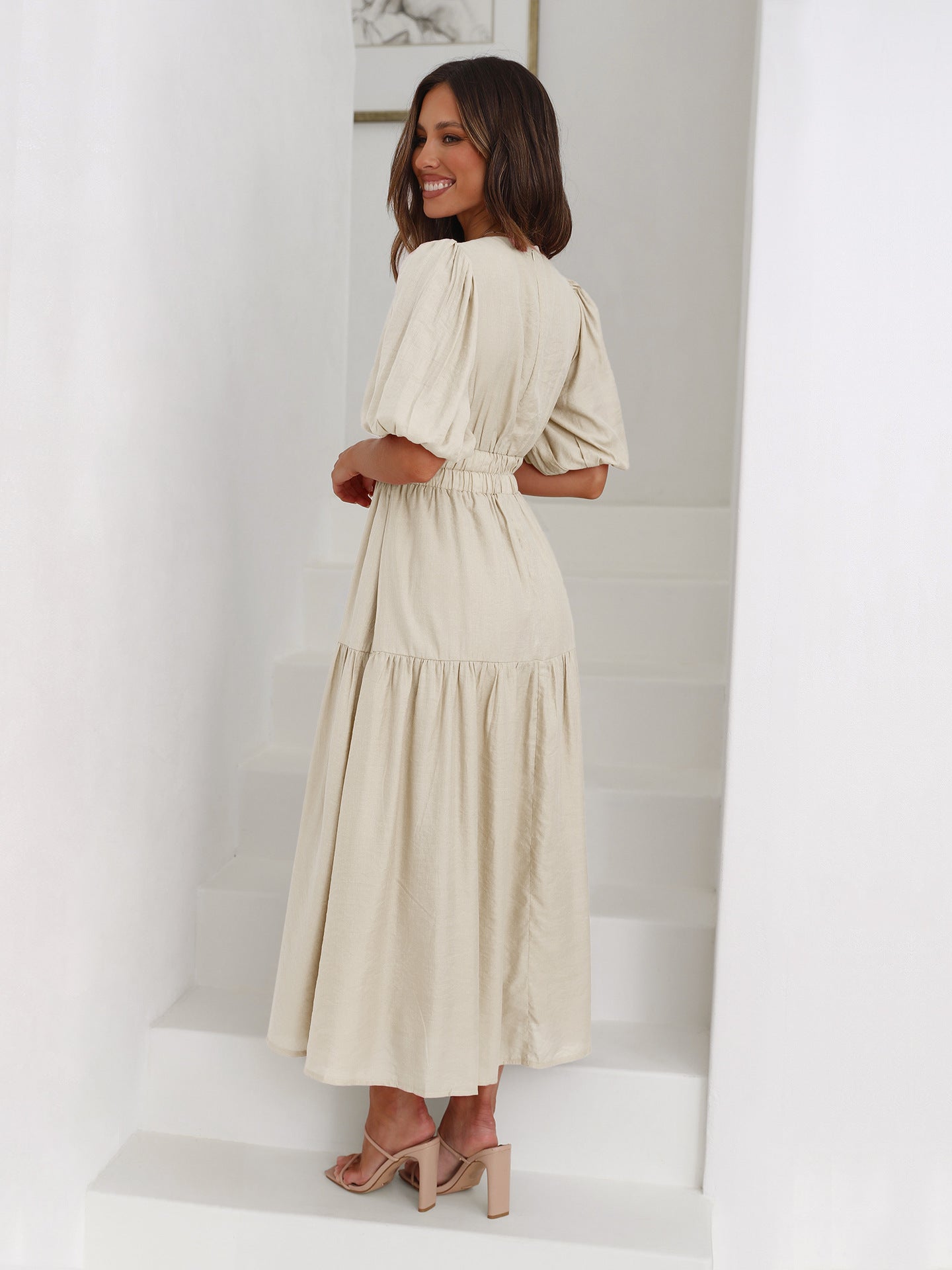 Emilia - jurk met v-hals en pofmouwen