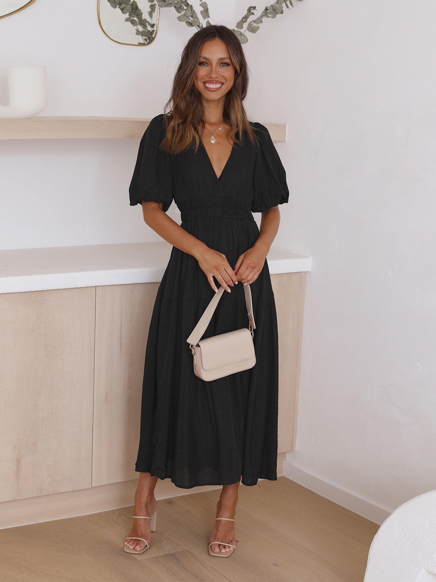 Emilia - jurk met v-hals en pofmouwen